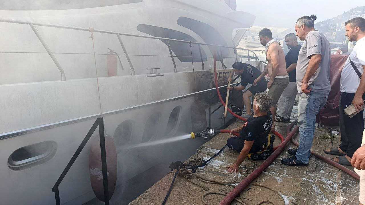 Alanya'da Lüks Tekne Yandı! Karadan Ve Denizden Söndürmeye Çalıştılar  4
