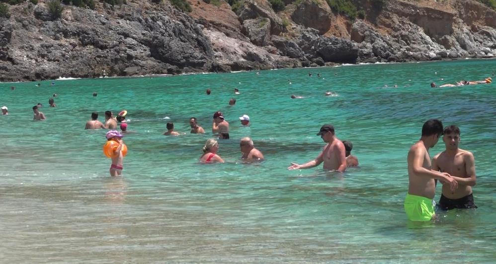Alanya’da Sıcaklık 38 Dereceyi Buldu! Sahiller Doldu