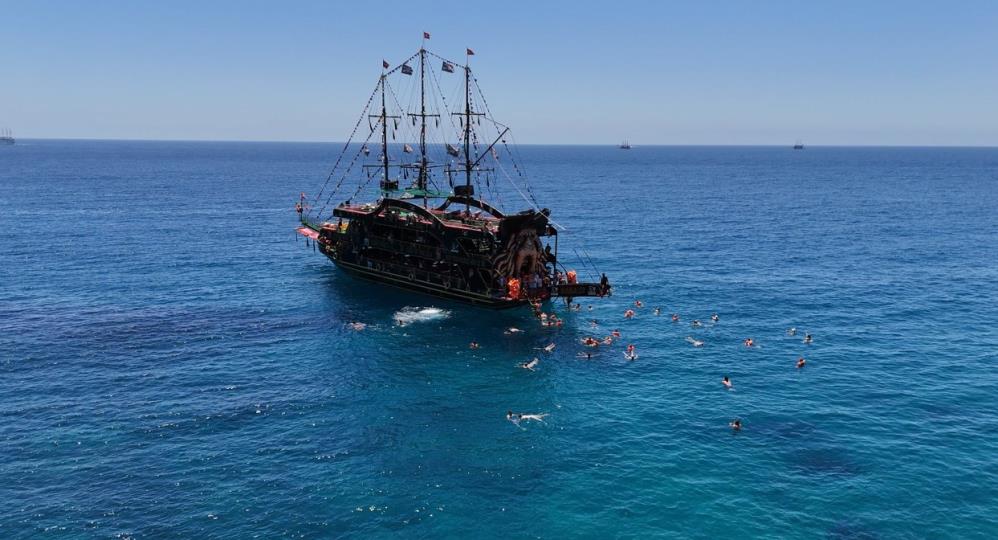 Alanya’da Sıcaklık 38 Dereceyi Buldu! Sahiller Doldu
