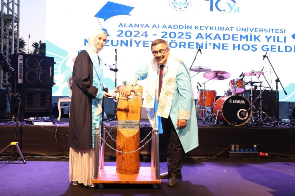 ALKÜ Mezuniyet Coşkusunu Binlerce Öğrenciyle Kutladı!