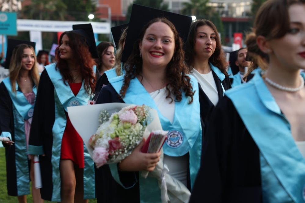 ALKÜ Mezuniyet Coşkusunu Binlerce Öğrenciyle Kutladı!
