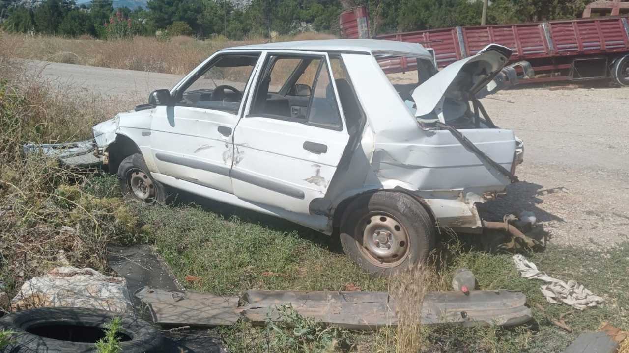 Antalya Akseki’de Otomobil Kamyona Çarptı3
