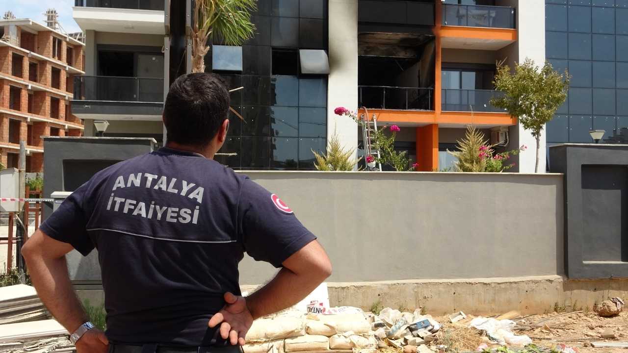 Antalya Aksu’daki Ev Yangınında 1 Kişi Yaralandı 3