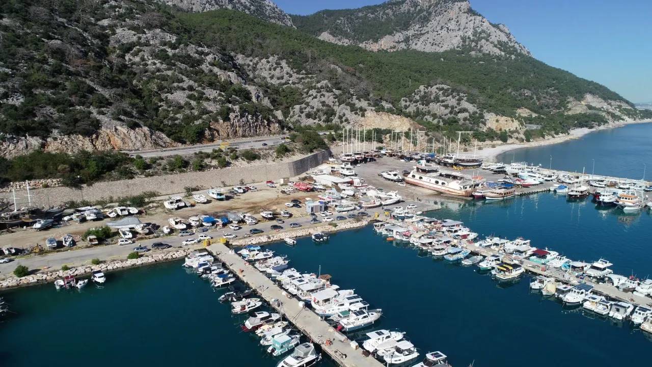Antalya Balıkçı Barınağı’nda Sular Durulmuyor!