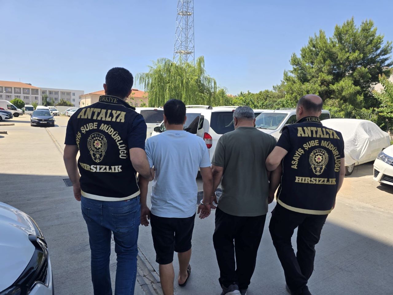 Antalya Emniyeti Son Bir Haftada Binlerce Şüpheli Yakalandı