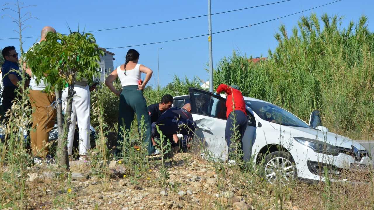 Antalya Serik’te İki Araç Çarpıştı Yolcu Araçta Sıkıştı 3