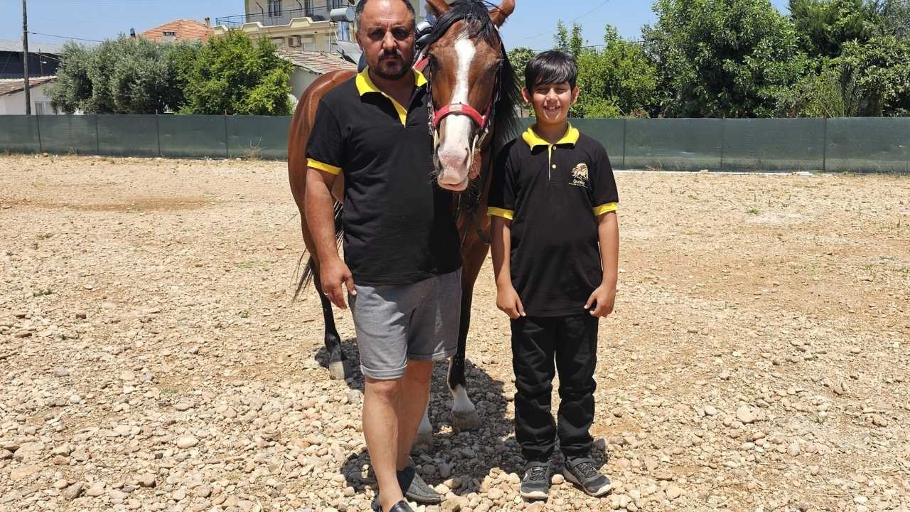 Antalya Serik'te Karnesini At Üstünde Aldı! 3