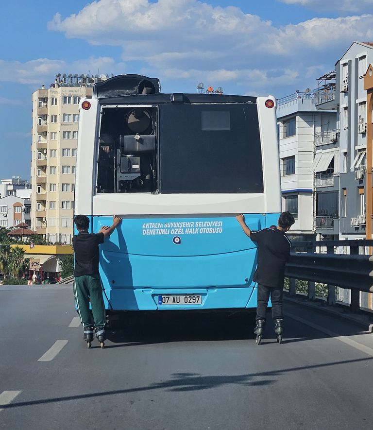 Antalya Trafiğinde Tehlikeli Anlar! Çocuklar Otobüse Tutunarak Gitti 2