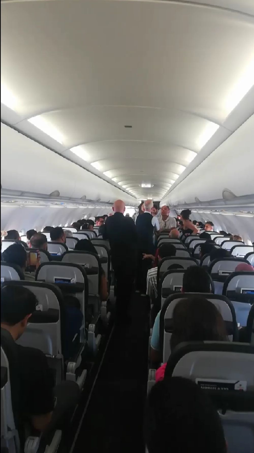 Antalya Uçağında Kriz! Aile Zorla Uçaktan İndirildi