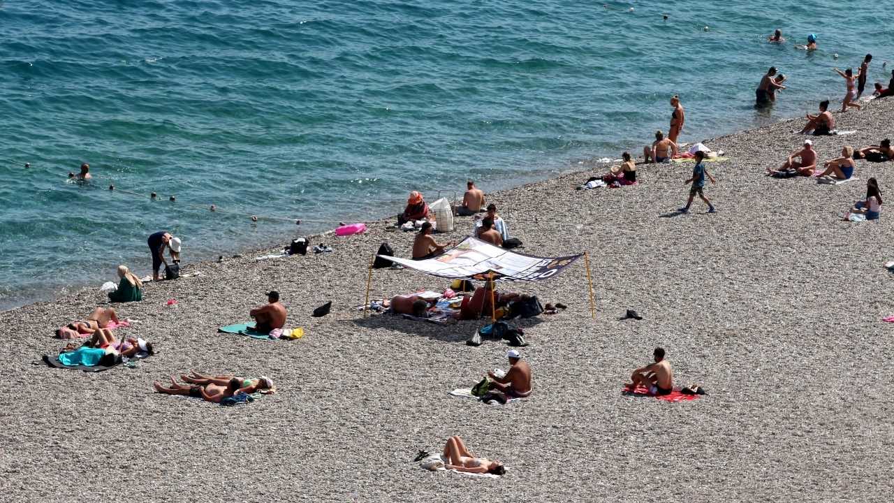 Antalya’da 38 Dereceyi Bulan Sıcaklık Sahilleri Doldurdu 2
