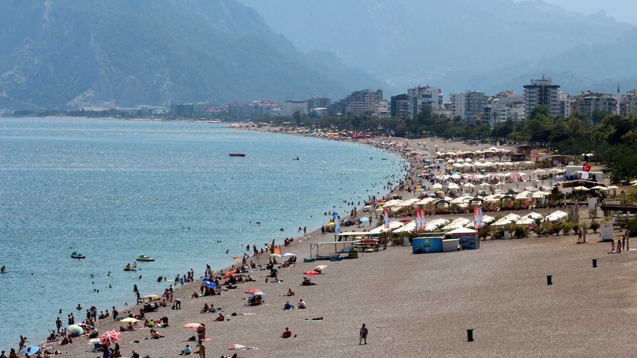 Antalya’da 38 Dereceyi Bulan Sıcaklık Sahilleri Doldurdu 3