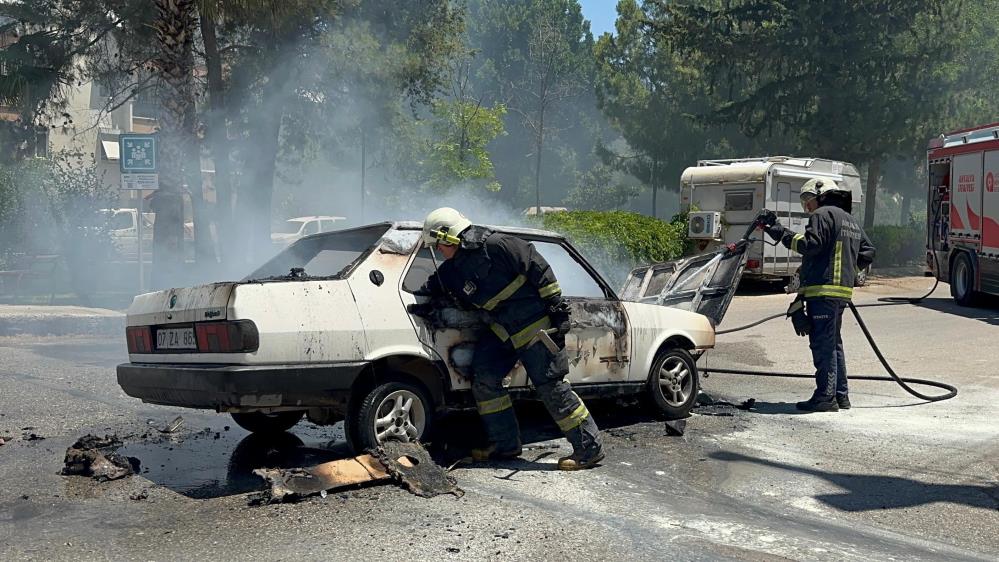 Antalya'da Araç Aşırı Sıcağa Dayanamadı! Alev Alev Yandı