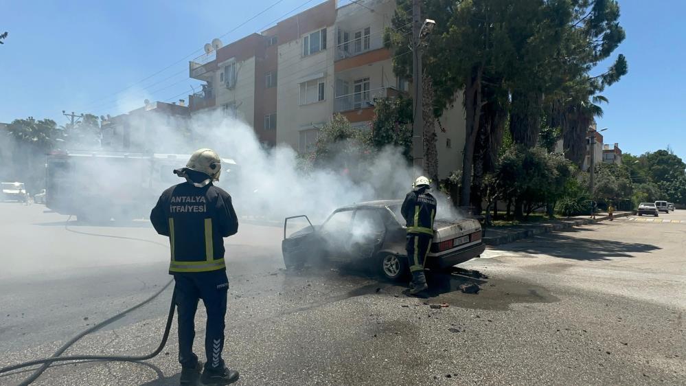 Antalya'da Araç Aşırı Sıcağa Dayanamadı! Alev Alev Yandı