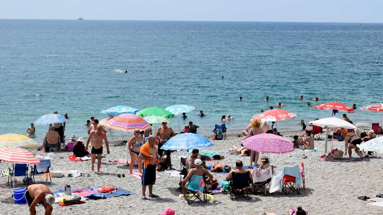 Antalya’da Bayram Yoğunluğu Sıcaklık 36 Dereceye Çıktı, Sahiller Doldu! 2