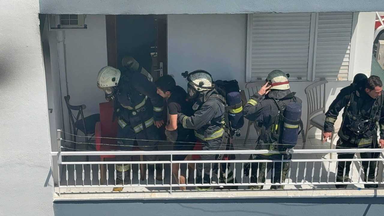 Antalya’da Ev Yangınında Kedisini Bir An Bile Bırakmadı 3