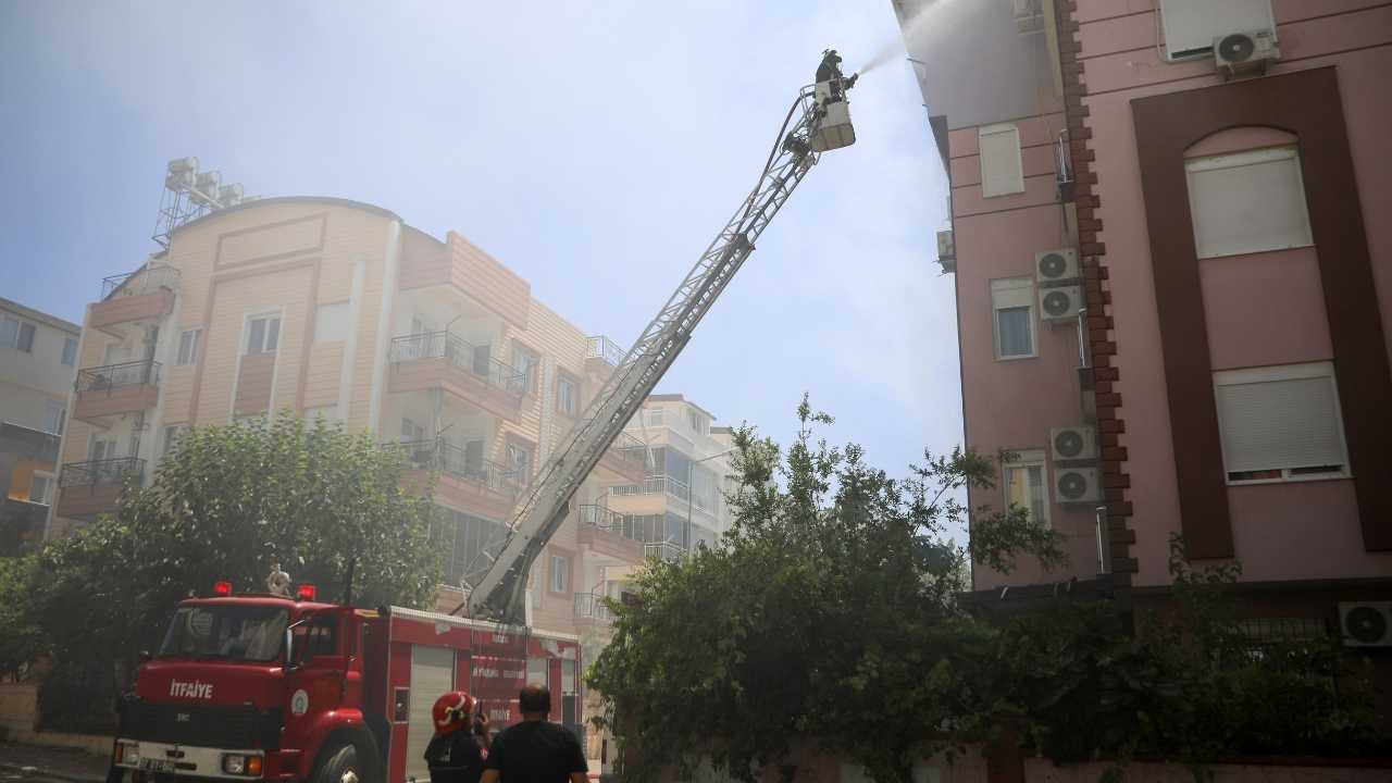 Antalya’da Evde Çıkan Yangını Film Gibi Seyrettiler 2