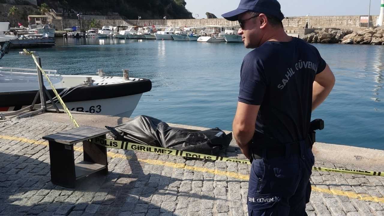 Antalya'da Falezlerin Açığında Erkek Cesdi Bulundu  2