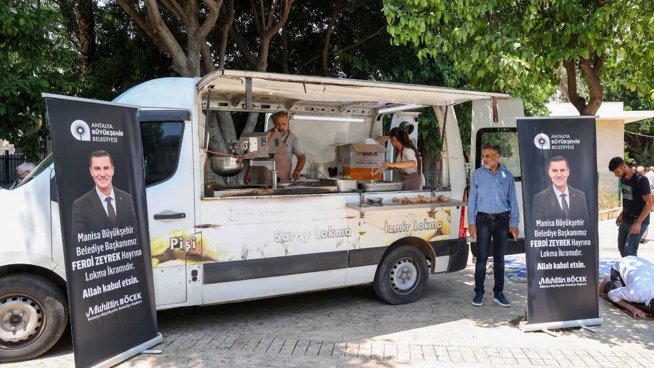 Antalya’da Ferdi Zeyrek’in Anısına Üç Camide Lokma Dağıtıldı 2