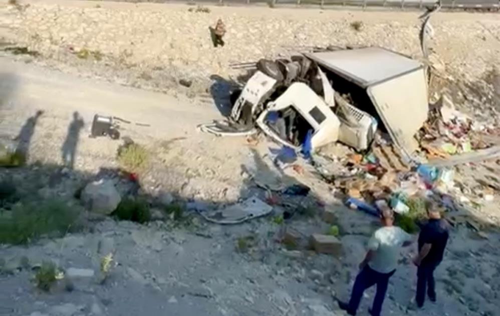 Antalya’da Korkunç Anlar! Kamyon Bariyerleri Aşıp Yuvarlandıkorkunç Anlar! Kamyon Bariyerleri Aşıp Yuvarlandı4