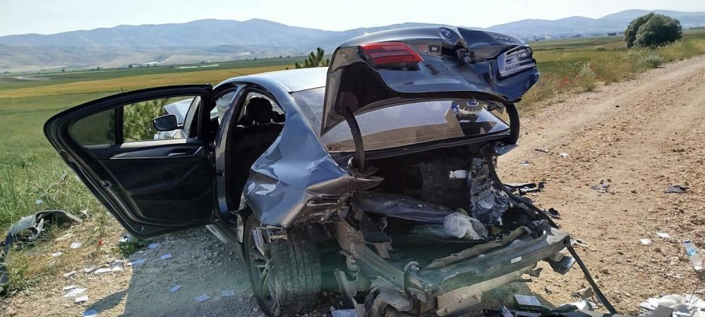Antalya'da Korkutan Kaza! Lüks Otomobil Şarampole Uçtu