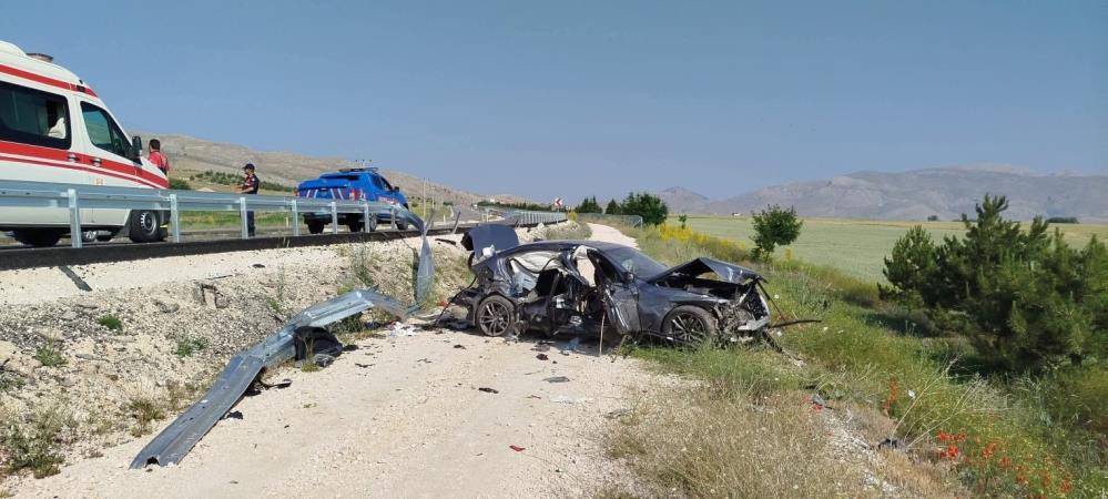 Antalya'da Korkutan Kaza! Lüks Otomobil Şarampole Uçtu