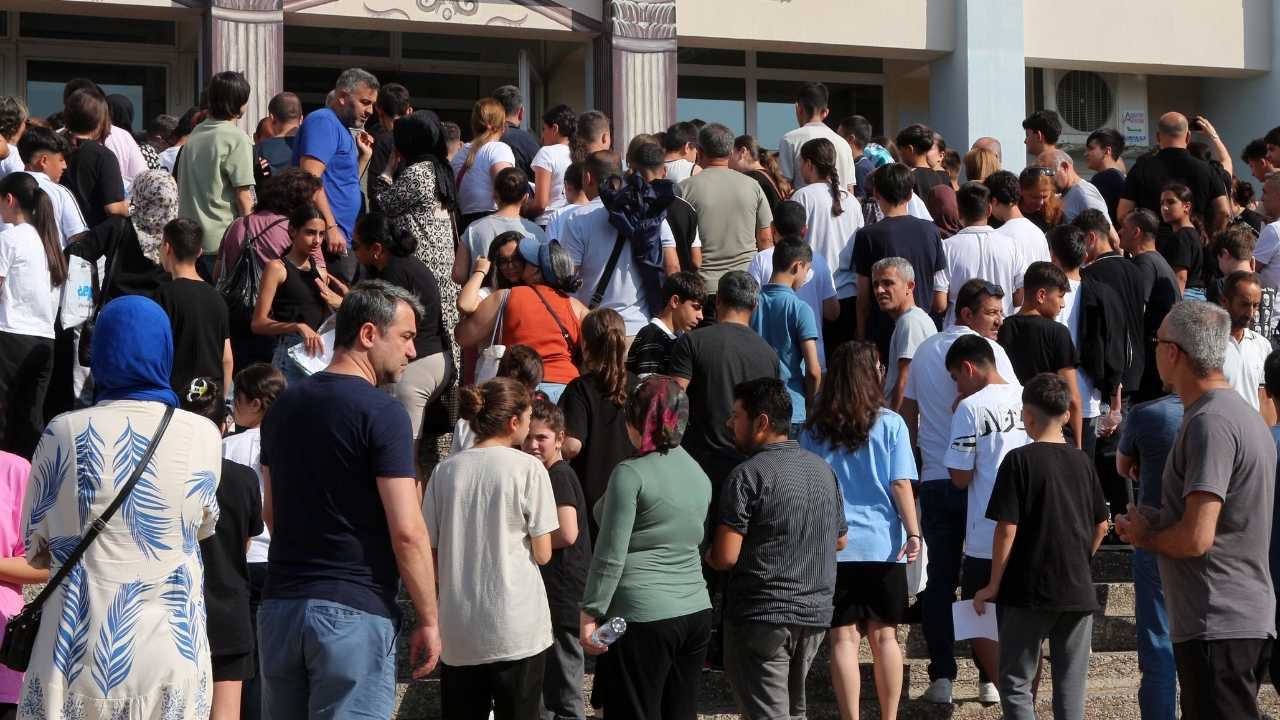 Antalya'da Lgs Maratonu! Binlerce Öğrenci Sınava Girdi Veliler Dışarıda Nefesini Tuttu 3