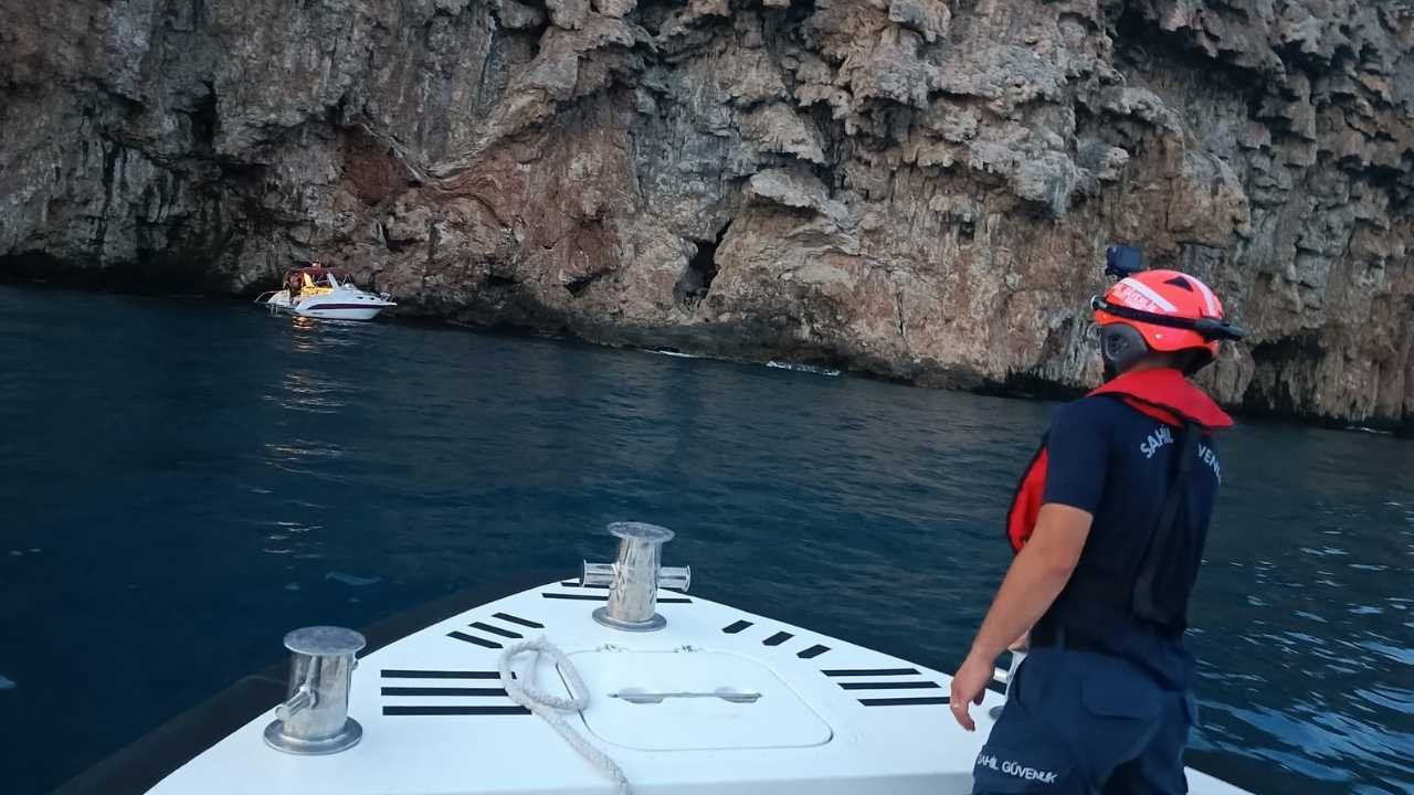 Antalya'da Lüks Tekne Falezlere Sürüklendi! Düden Şelalesi Önünde Alarm 2