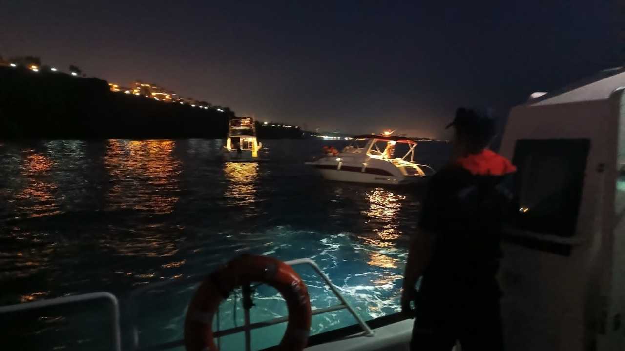 Antalya'da Lüks Tekne Falezlere Sürüklendi! Düden Şelalesi Önünde Alarm 3
