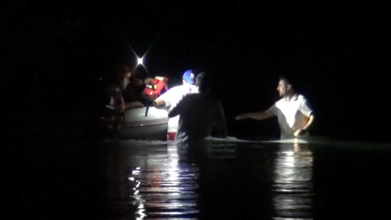 Antalya'da Manavgat Şelalesi'nde Piknik Yaptıkları Sırada Barajdan Su Bırakılması Sonucu 3 Kişi Mahsur Kaldı. Akıntı Güçlü Olunca Ekipler De Destek Istedi. 2