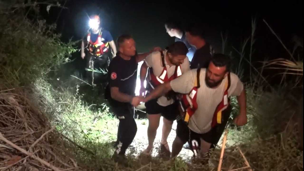 Antalya'da Manavgat Şelalesi'nde Piknik Yaptıkları Sırada Barajdan Su Bırakılması Sonucu 3 Kişi Mahsur Kaldı. Akıntı Güçlü Olunca Ekipler De Destek Istedi. 3