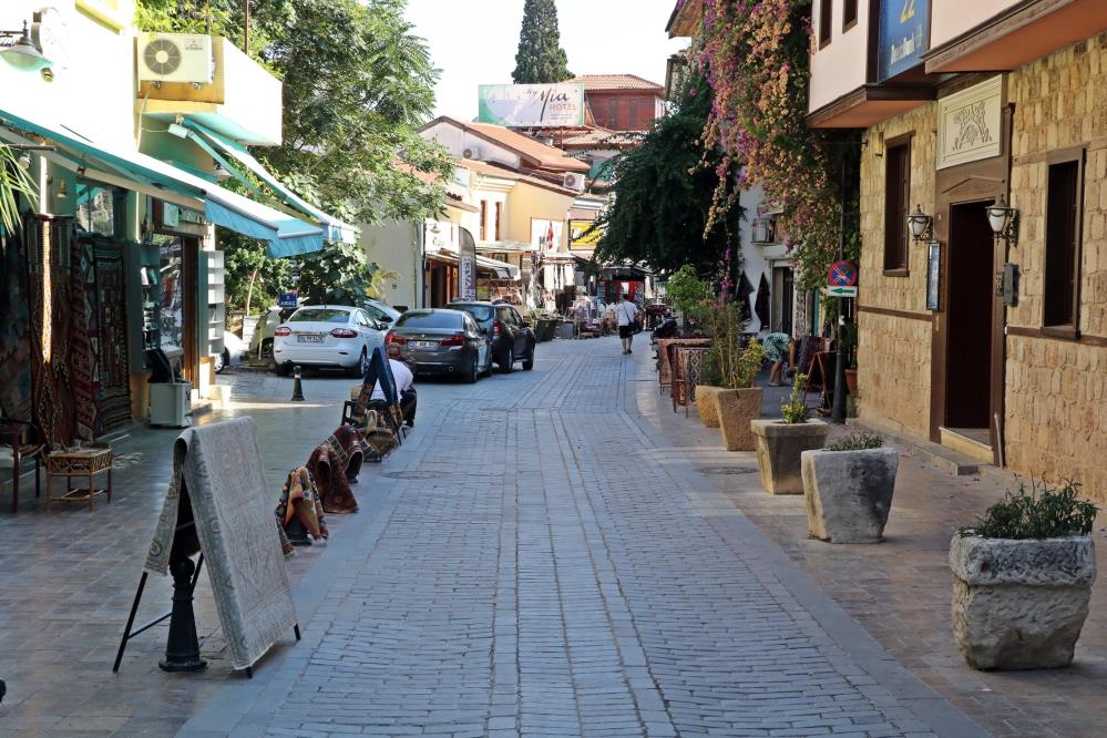 Antalya'da Nüfusu 82 Olan Mahalle Gece 10 Bin Kişi Oluyor!