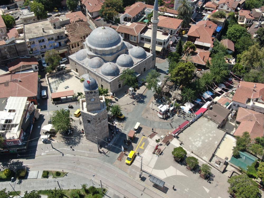 Antalya'da Nüfusu 82 Olan Mahalle Gece 10 Bin Kişi Oluyor!