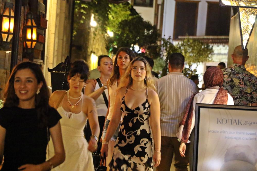 Antalya'da Nüfusu 82 Olan Mahalle Gece 10 Bin Kişi Oluyor!