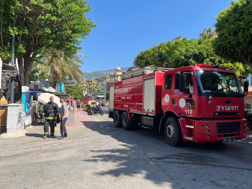 Antalya'da Otelde Yangın Paniği! Müşteriler Tahliye Edildi