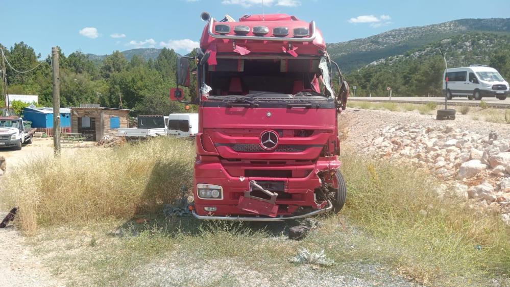 Antalya'da Tır Devrildi! Şoför Feci Şekilde Can Verdi