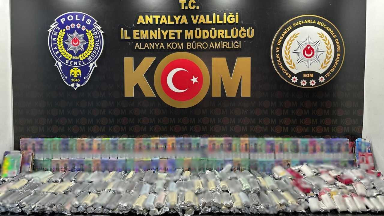 Antalya'nın 5 İlçesinde Kolilerce Makaron Ve Elektronik Sigara Yakalandı 2