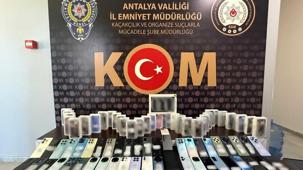 Antalya'nın 5 İlçesinde Kolilerce Makaron Ve Elektronik Sigara Yakalandı 3