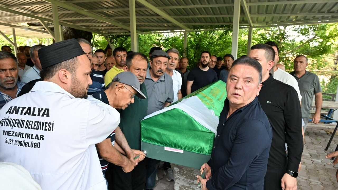 Başkan Böcek'in Acı Günü! Yengesi Ayşe Böcek Vefat Etti 3