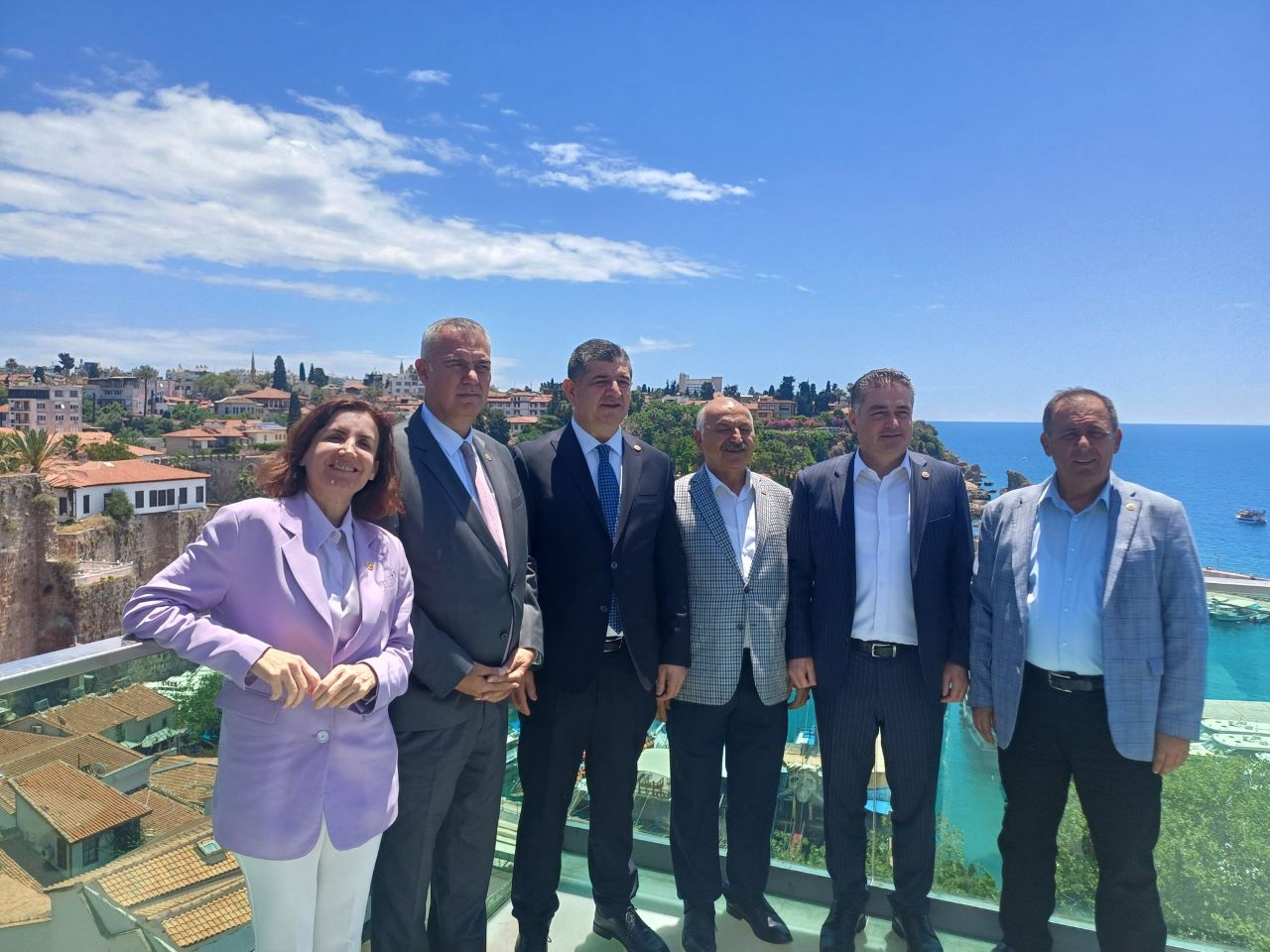 CHP Antalya Milletvekilleri "Free İmamoğlu" Pankartı Astı!