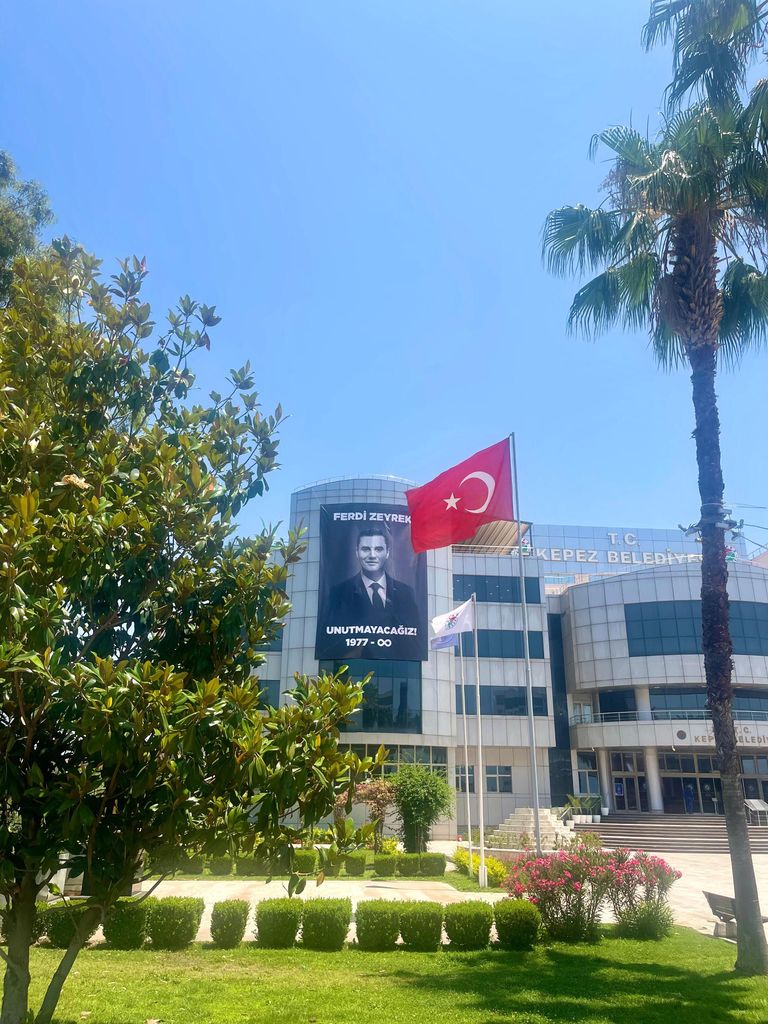 Ferdi Zeyrek'in Fotoğrafı Antalya'da Belediye Binasına Asıldı! İsmi Kepez’de Yaşatılacak 2