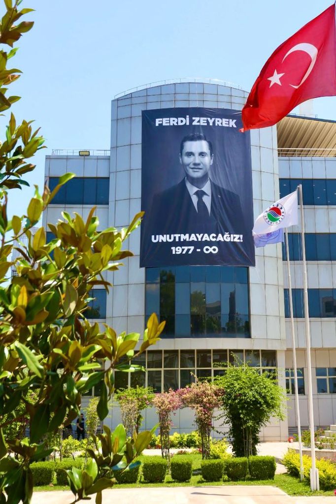 Ferdi Zeyrek'in Fotoğrafı Antalya'da Belediye Binasına Asıldı! İsmi Kepez’de Yaşatılacak 3
