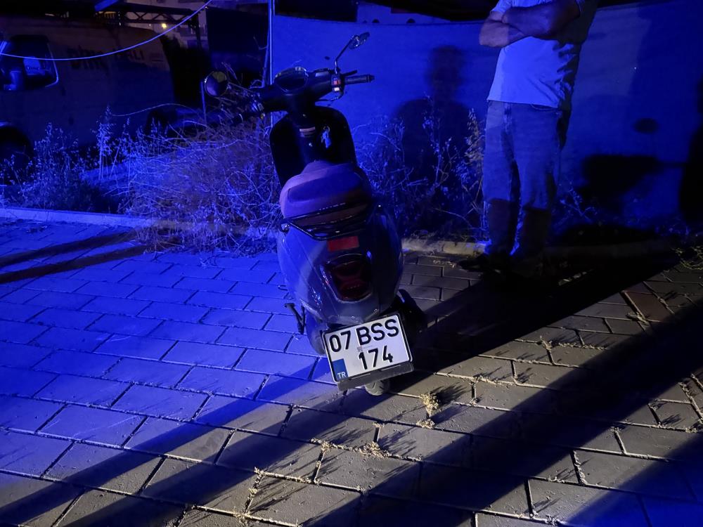Gazipaşa'da Alkollü Sürücü Park Halindeki Otomobile Çarptı