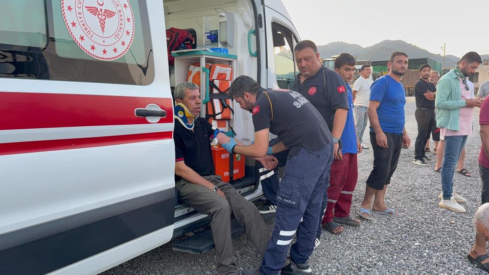 Gazipaşa'da F*ci Kaza! İki Otomobil Kafa Kafaya Çarpıştı