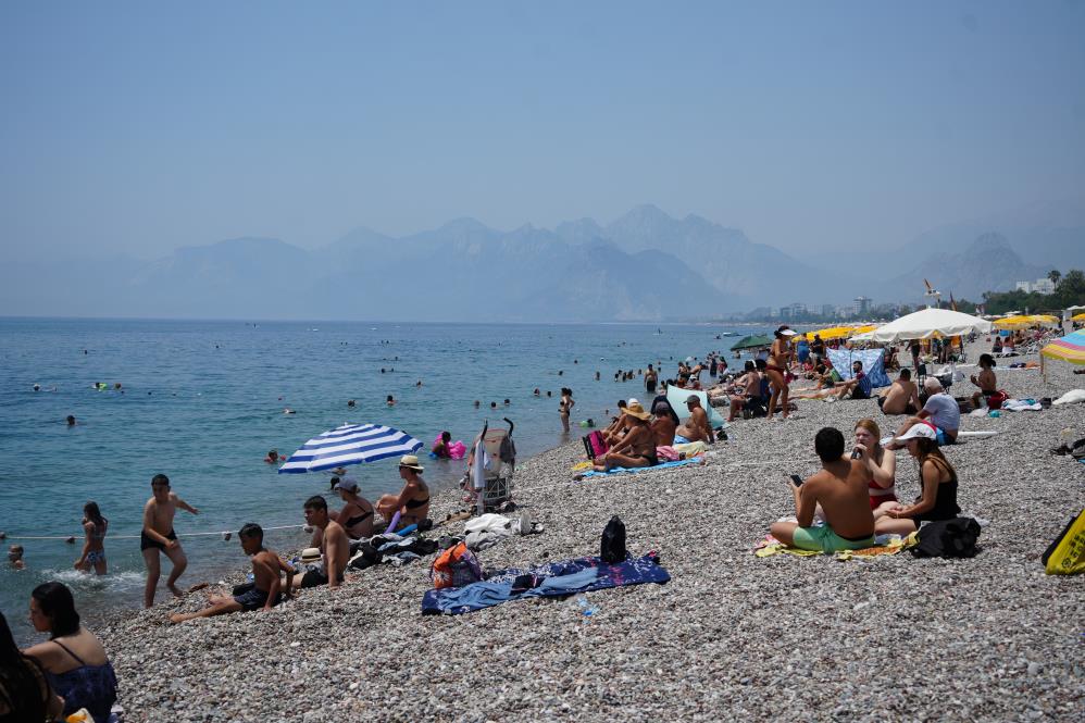 Antalya’da Bayram Sıcağında Sahiller Doldu3