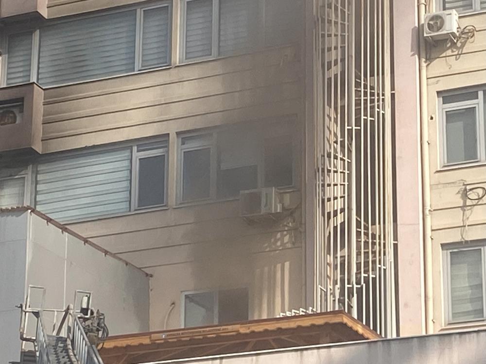 Antalya’da İş Merkezinde Korkutan Yangın 1