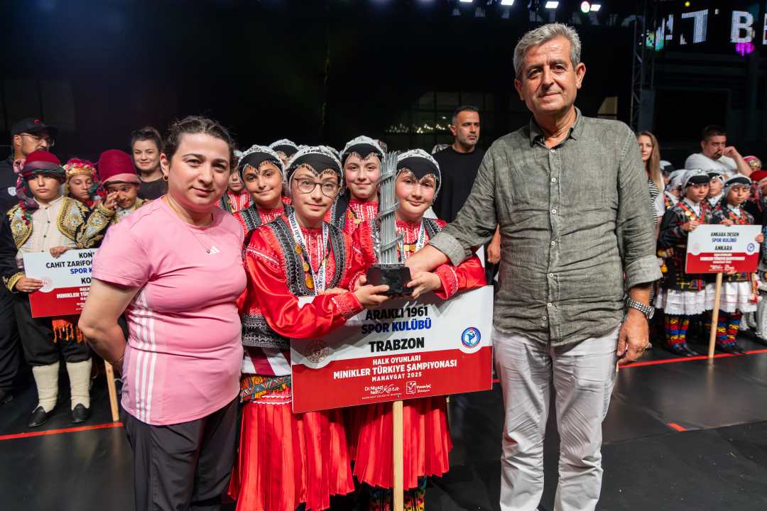 Manavgat’ta Minikler Halk Oyunlarıyla Büyüledi 1