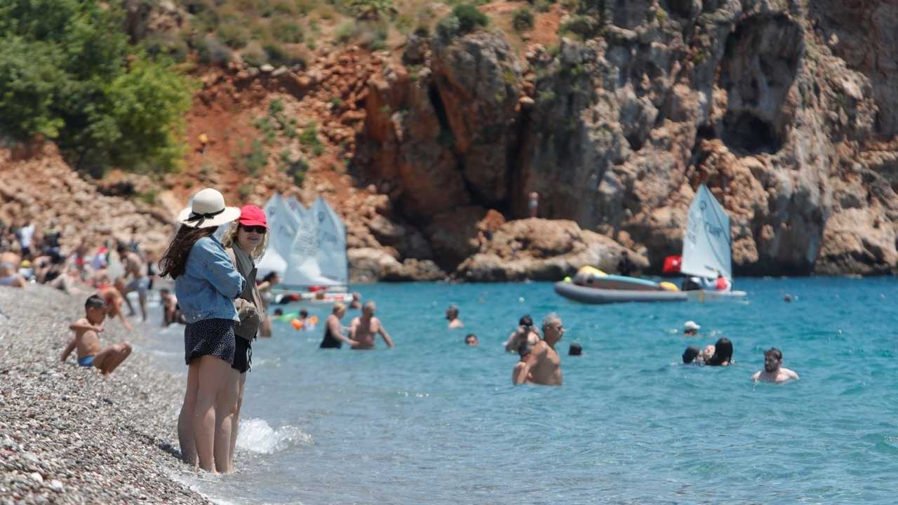 Güneşin Tadını Çıkaran Antalyalılar Sahillere Akın Etti 2