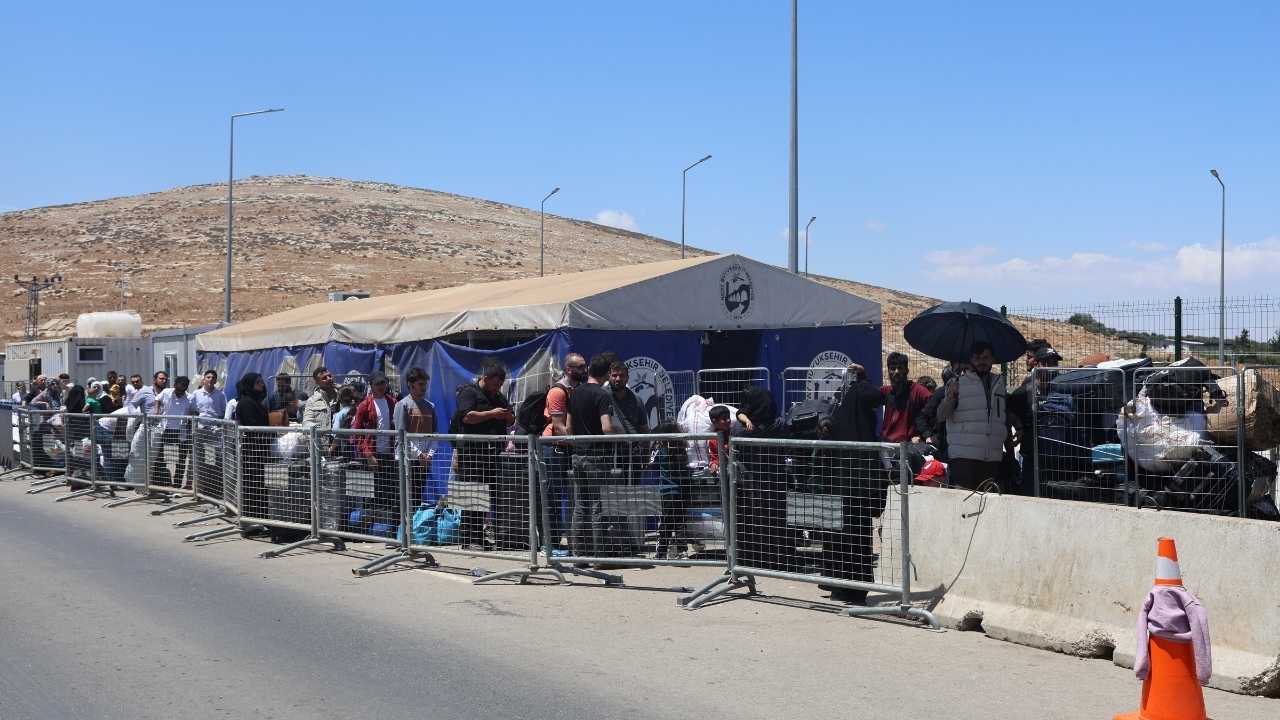 Hatay Cilvegözü’nde Suriyelilerin Bayram Dönüşü Yoğunluğu 3