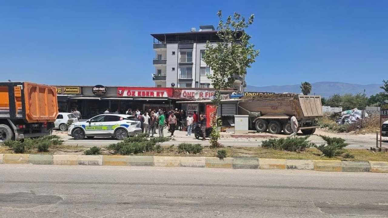 Hatay’da 16 Yaşındaki Sürücü Kamyonla Dükkanlara Daldı 2