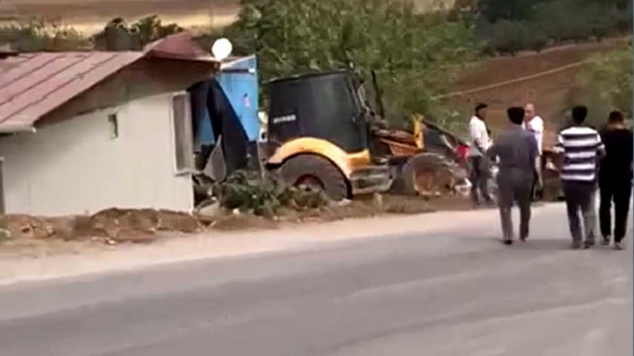 Hatay’da Kontrolden Çıkan Kepçe Prefabrik Eve Girdi 2